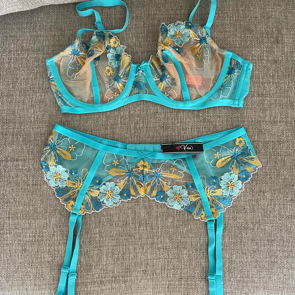 Vera Love Bra And Garter Set